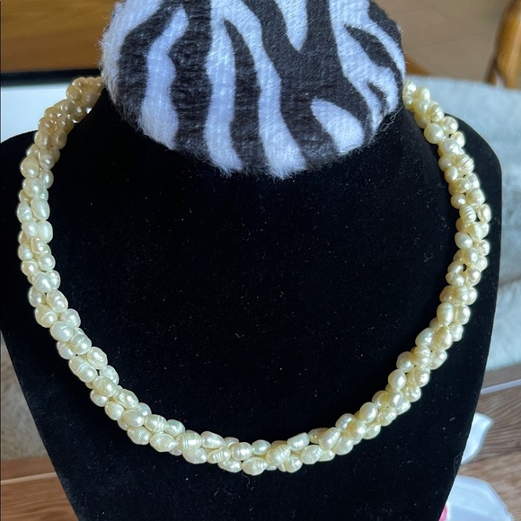 Classic Cream Pearl Necklace - Picture 2 of 6